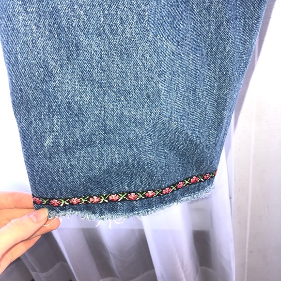 Rare Vintage Levis with flower detail - Picture 4 of 4